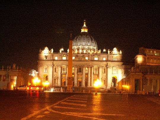 Petersdom bei Nacht, Rom